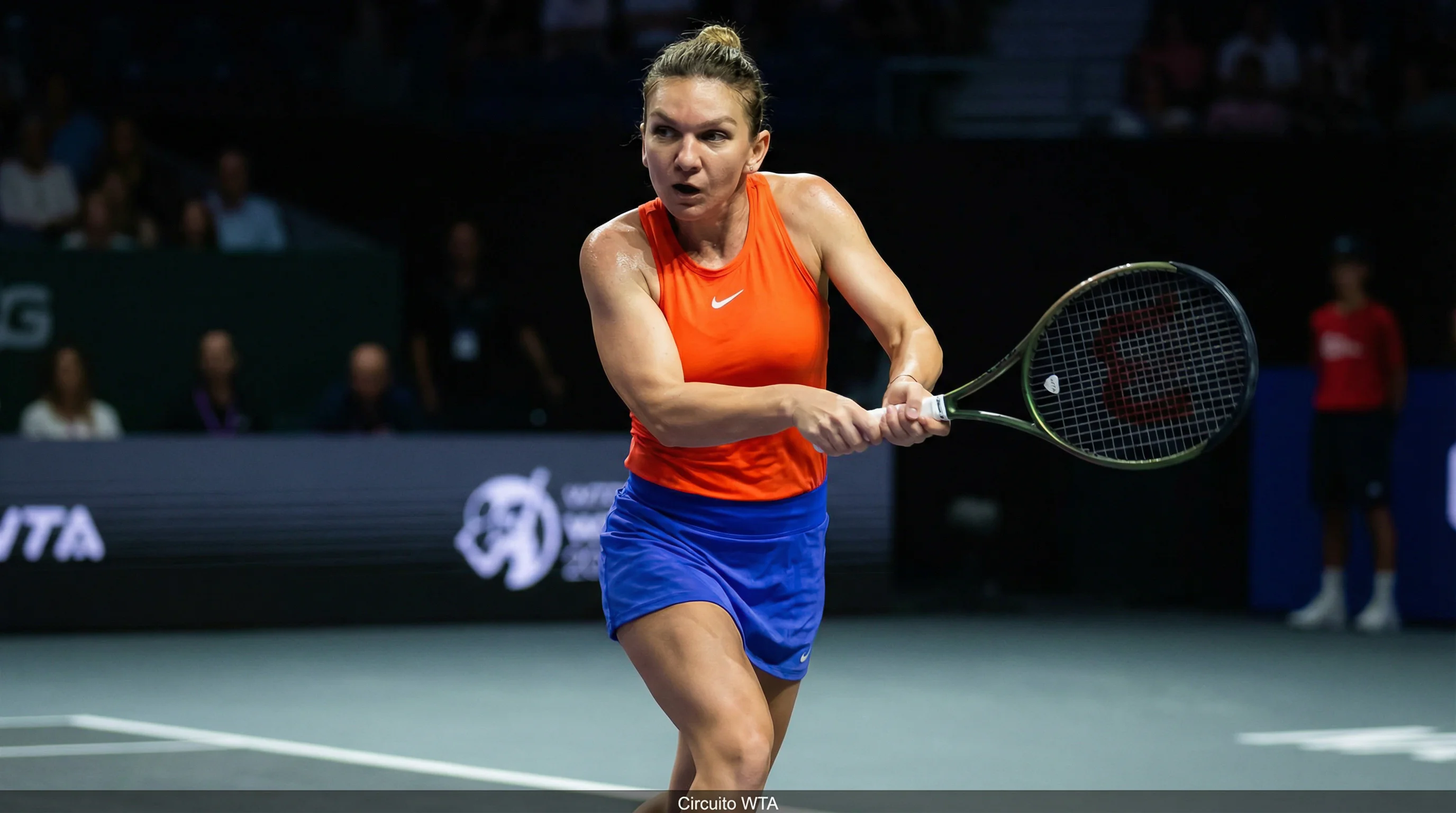 Tenista profesional del circuito WTA golpeando una derecha potente