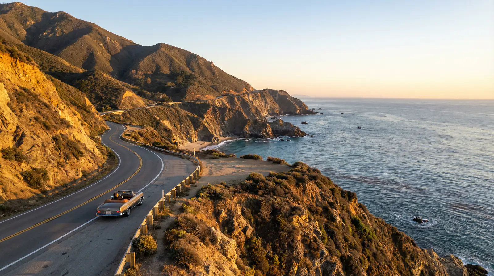 Pista de tenis en un torneo pequeño con gradas cercanas al juego